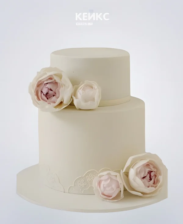 Белый двухъярусный свадебный торт с живыми цветами Фото