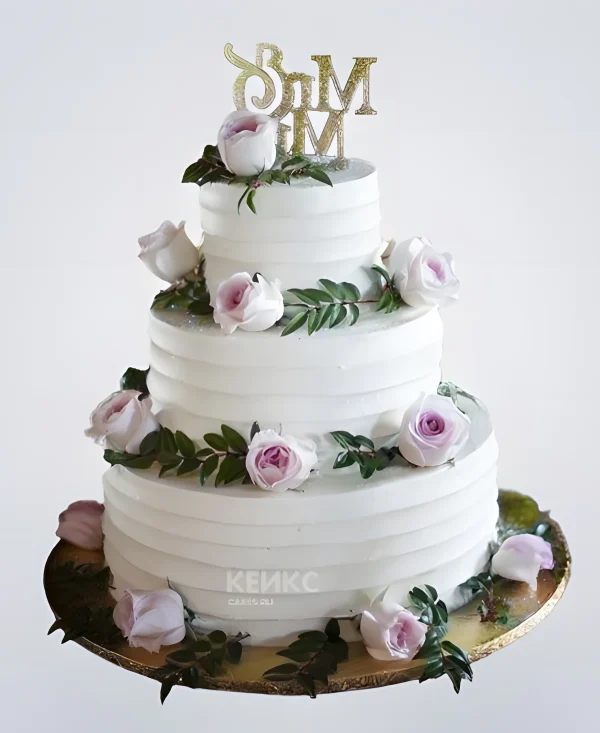 Белый свадебный торт с живыми цветами и топпером Фото