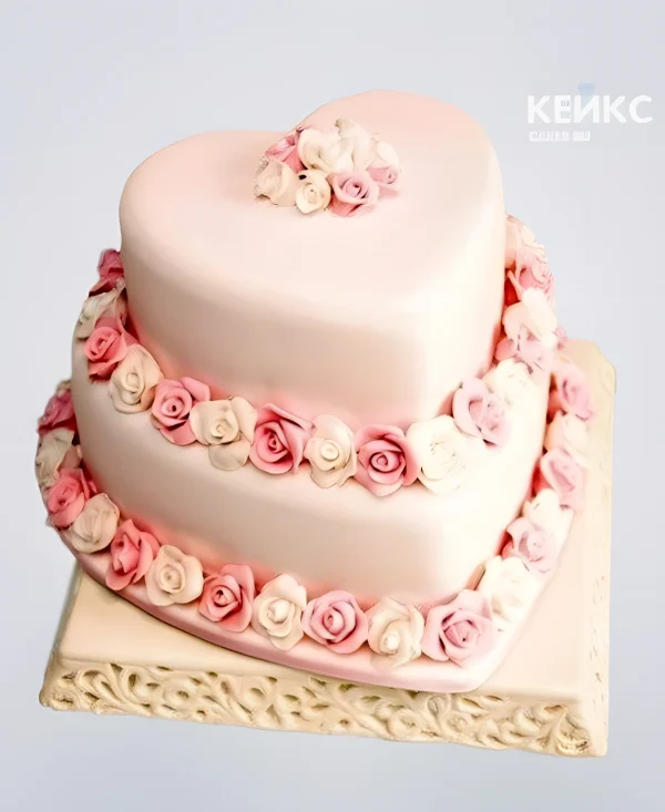 Классический свадебный торт в виде сердца Фото