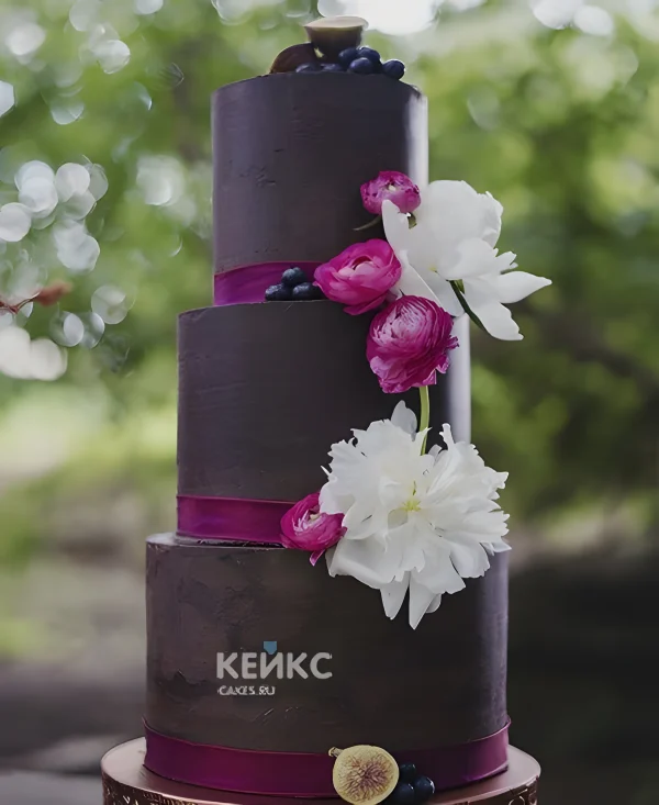 Шоколадный свадебный торт шоколадный с белыми и розовыми цветами Фото