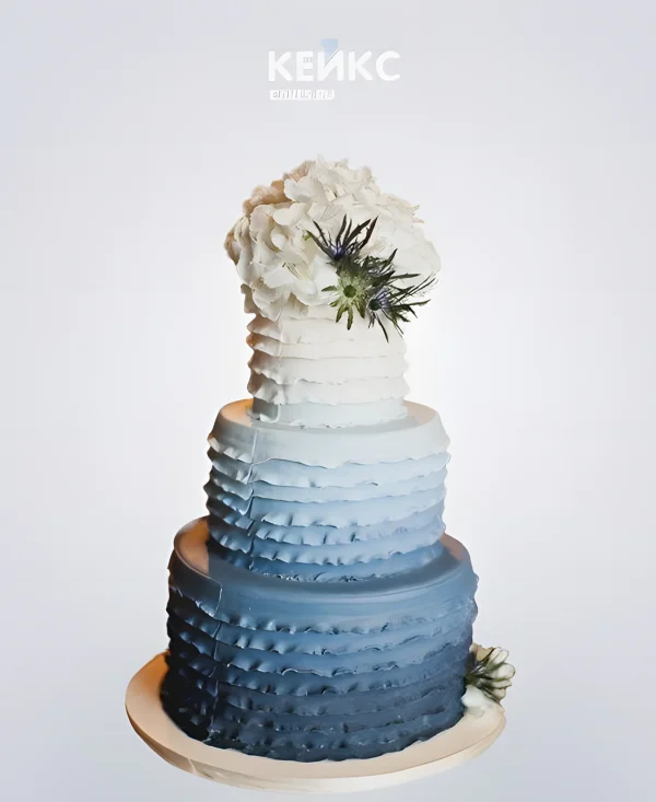 Свадебный синий торт с эффектом омбре и живыми цветами Фото