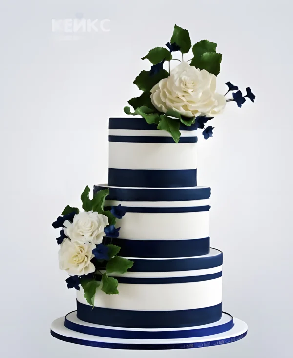 Бело-синий свадебный торт с цветами Фото