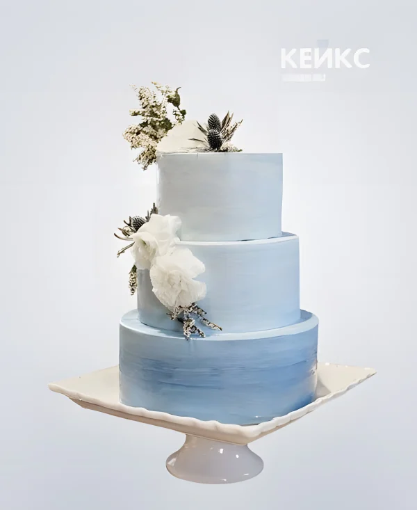 Бело-синий свадебный торт с белыми цветами Фото