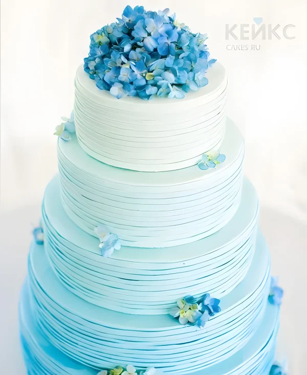 Свадебный торт бело-голубой с маленькими цветами Фото