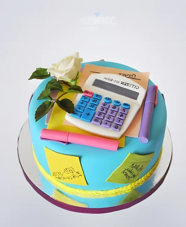 Торт синего цвета бухгалтеру с калькулятором и цветком Фото