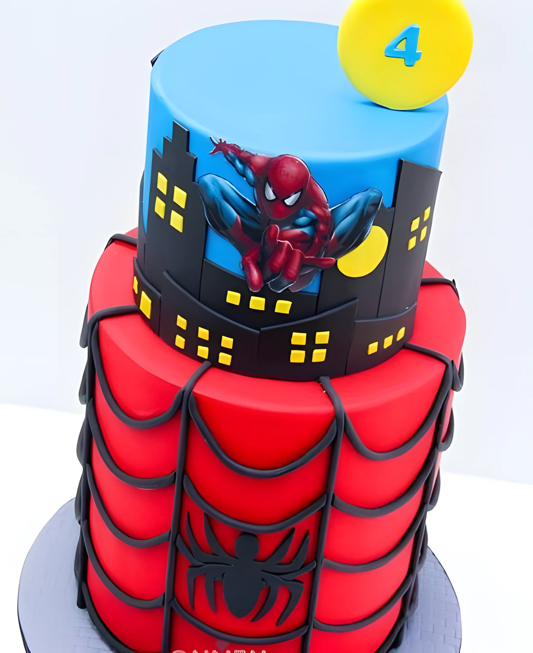 Красно-синий торт человек паук с эмблемой Фото