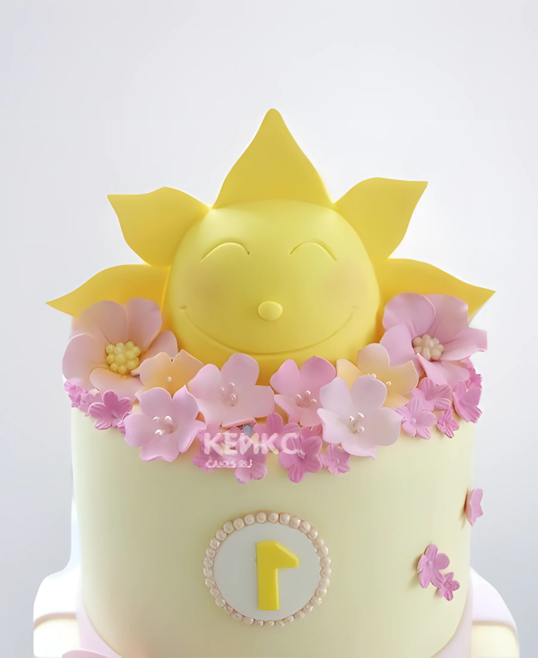 Нежный желтый торт с солнышком и цветами Фото