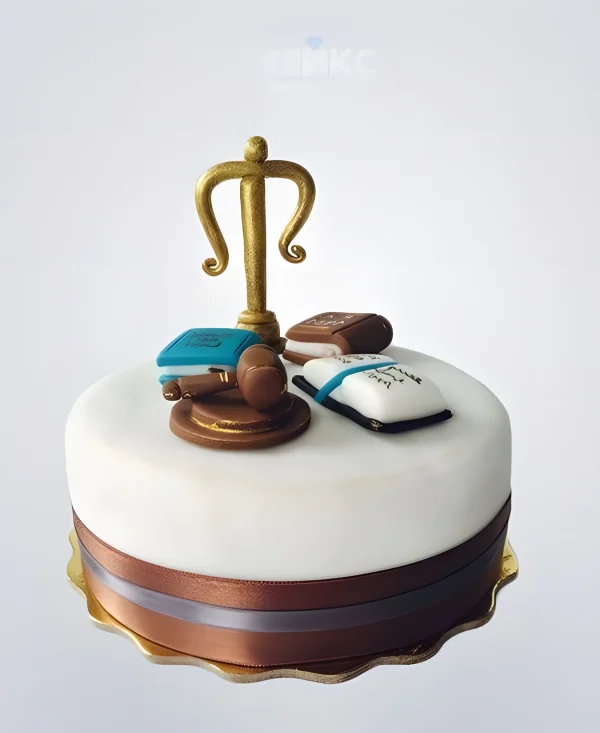 Торт для юриста бело-коричневый с фигурками Фото