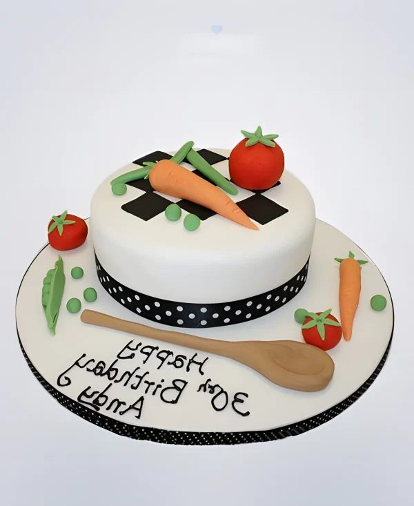 Белый торт с лопаткой и овощами для повара Фото