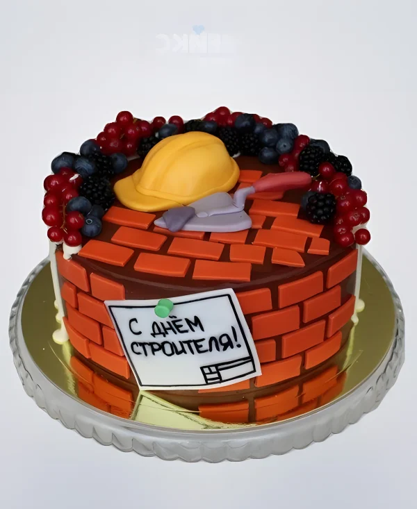 Торт для строителя из мастики, украшенный ягодами Фото