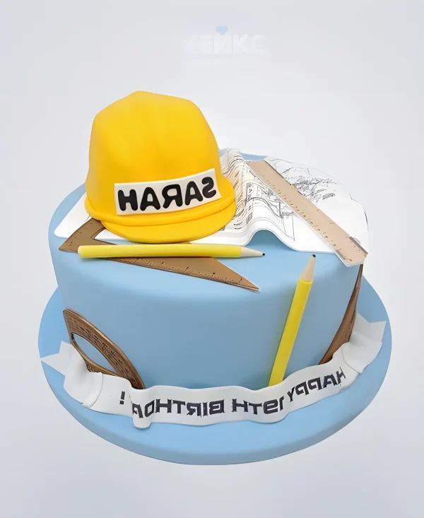 Синий торт с каской и чертежом для строителя Фото