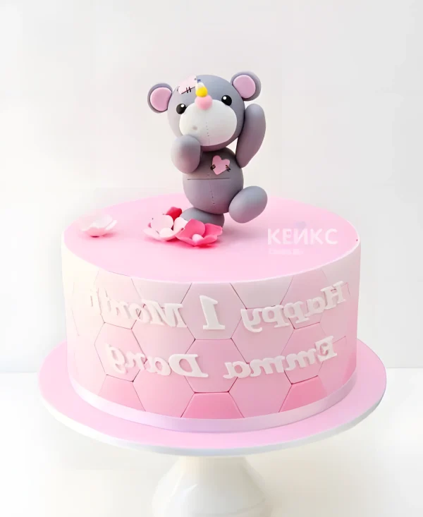Розовый торт с забавным мишкой Фото