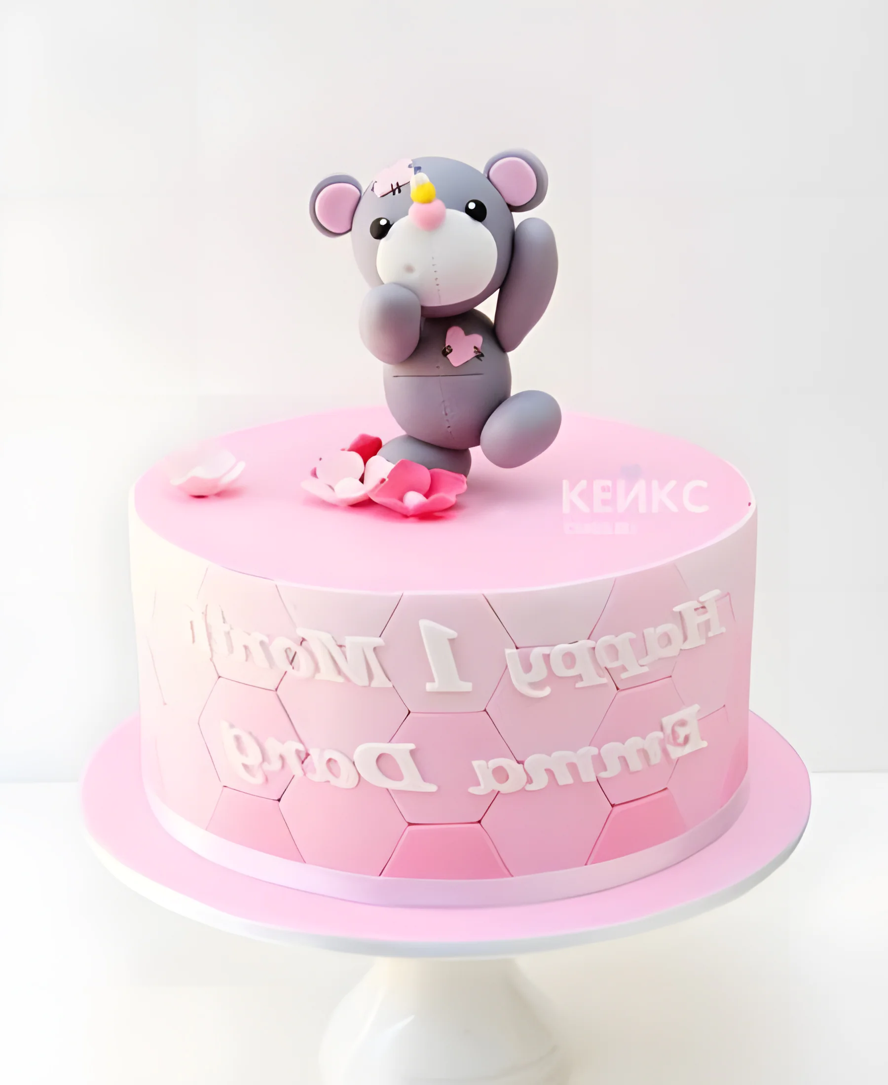 Розовый торт с забавным мишкой Фото