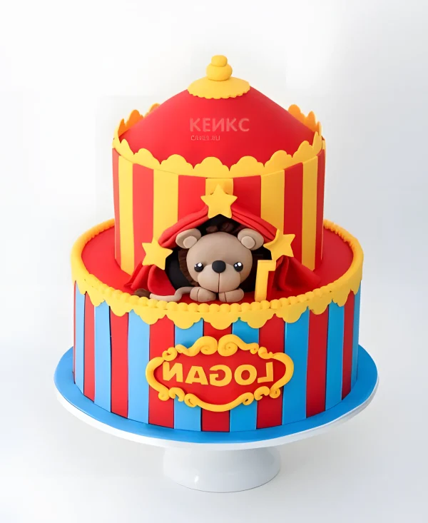 Красно-синий торт с мишкой в виде цирка Фото