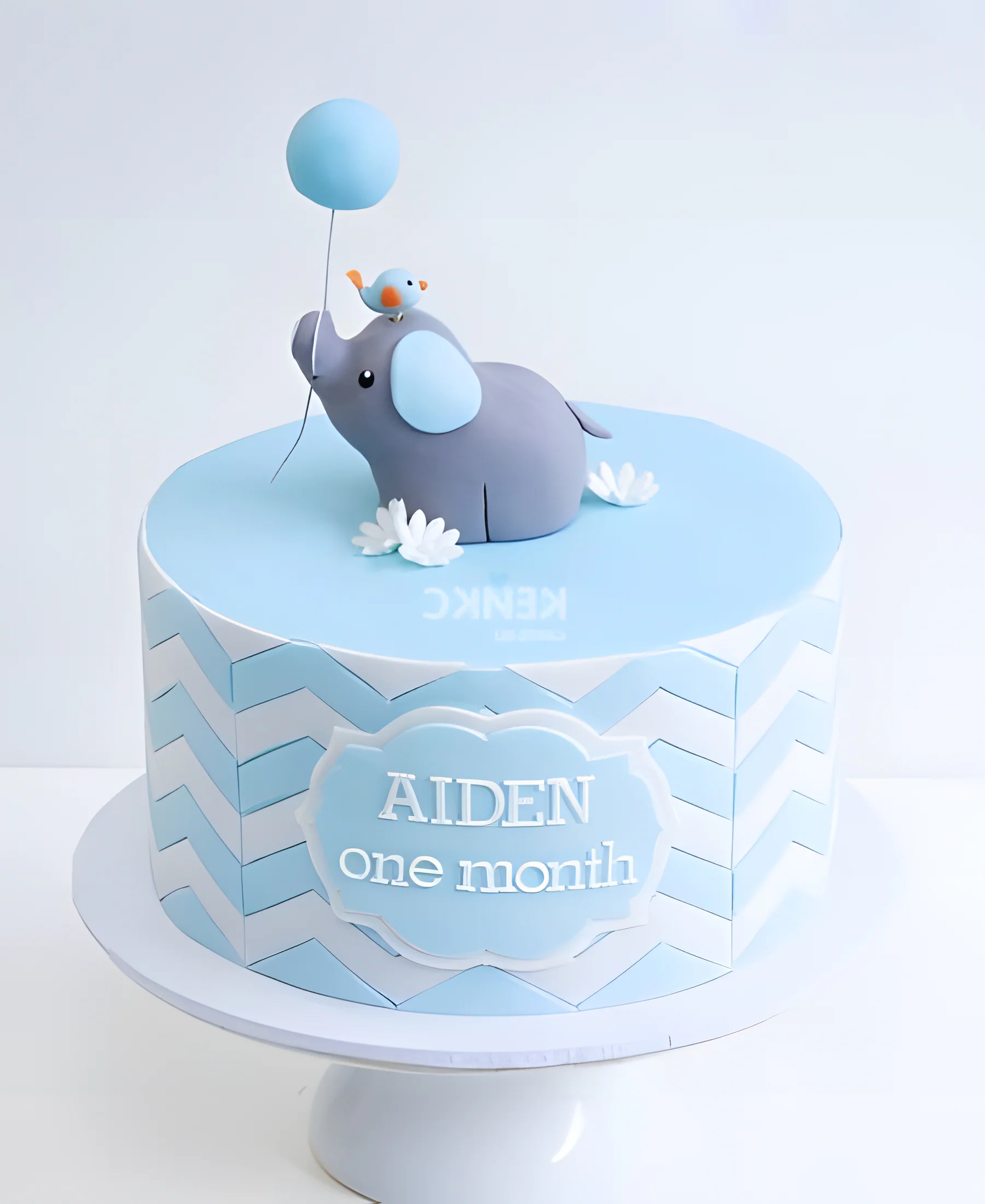 Детский торт со слоником и шариком Фото