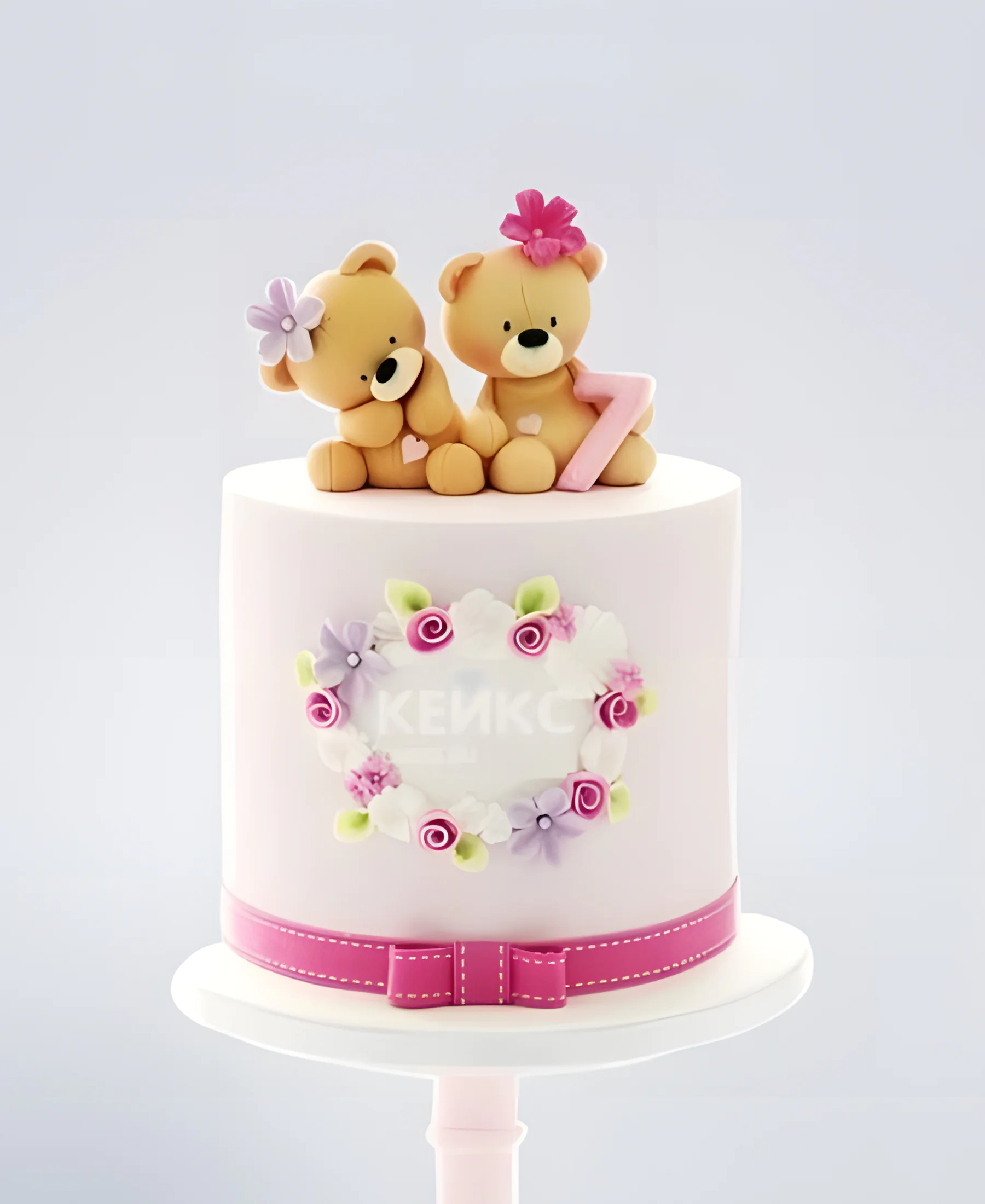 Торт розового цвета с двумя мишками Фото