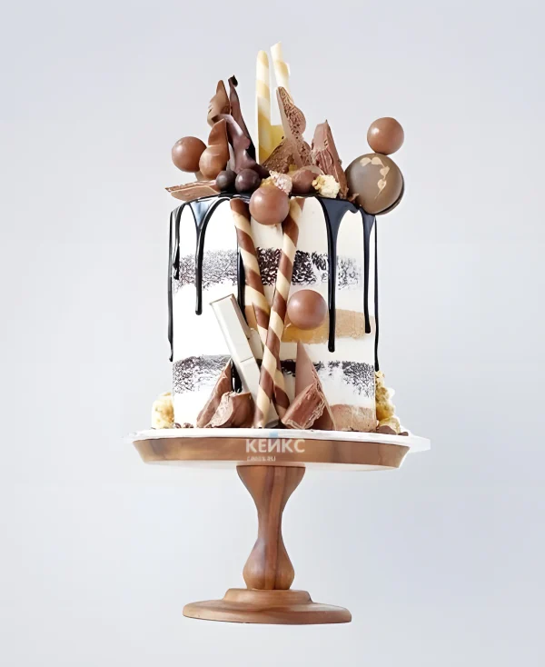 Открытый торт для мужчины с шоколадными лакомствами Фото