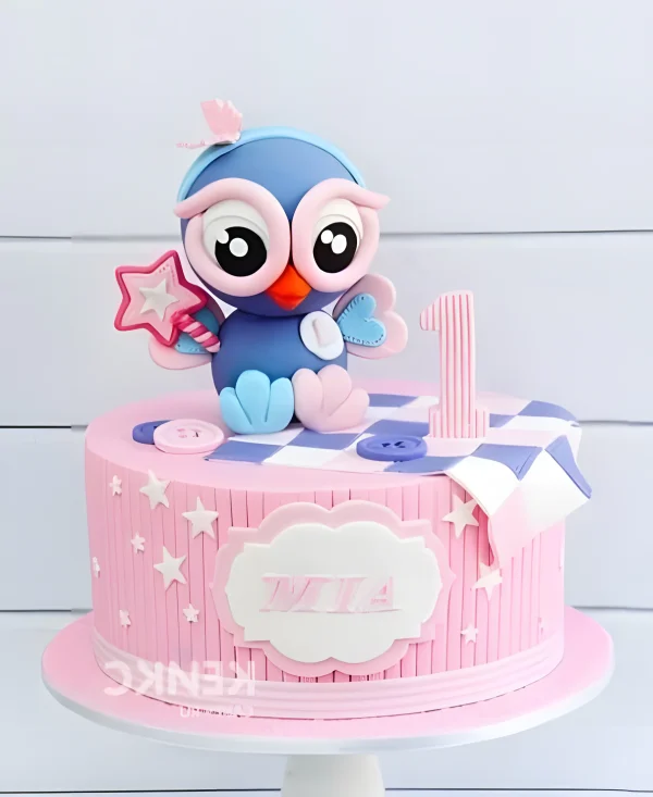 Розовый торт с фигуркой совенка Фото