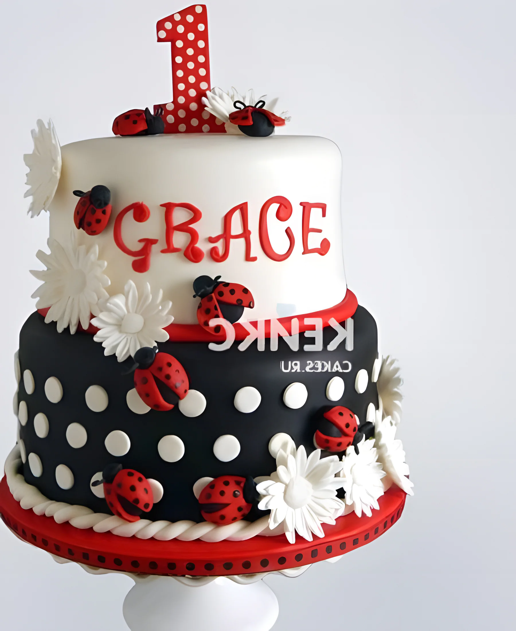 Торт в горошек с Божьими коровками и цветочками Фото