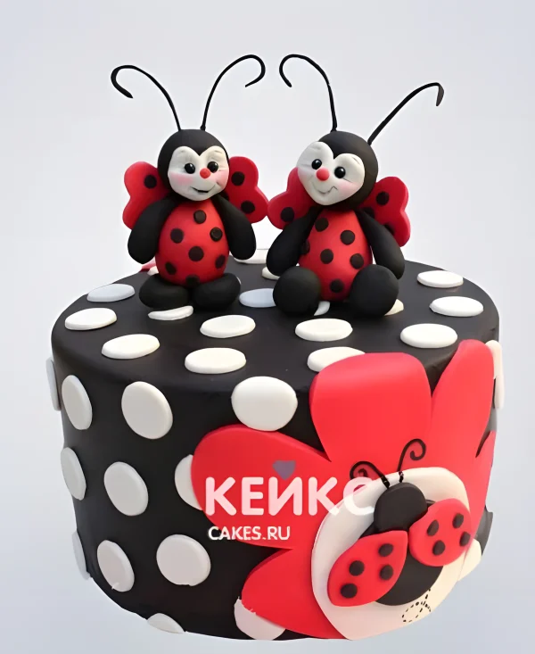 Торт в горошек с парочкой божьих коровок Фото