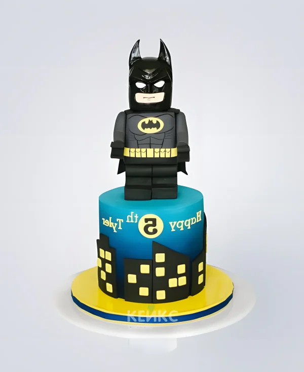 Торт в виде ночного города с фигуркой бэтмена Фото
