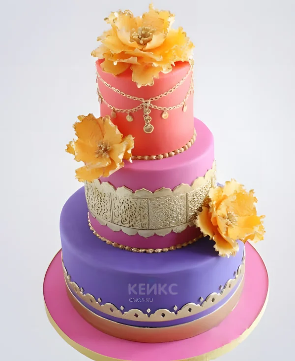 Яркий торт Восток с золотыми украшениями и желтыми цветами Фото