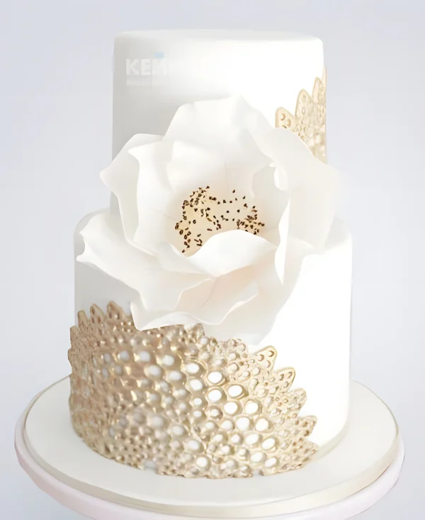 Торт в восточном стиле с золотым узором и цветком Фото