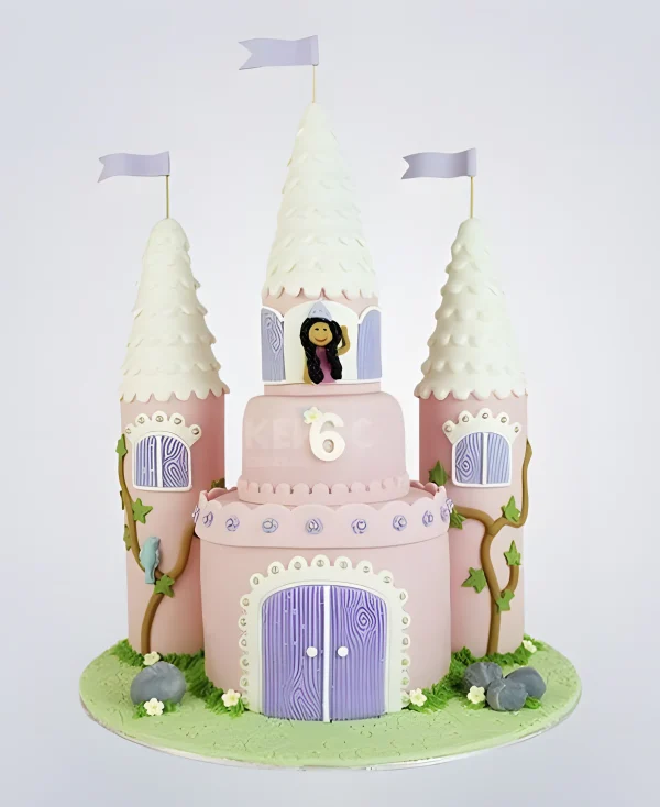 Торт в виде замка с башнями и принцессой Фото