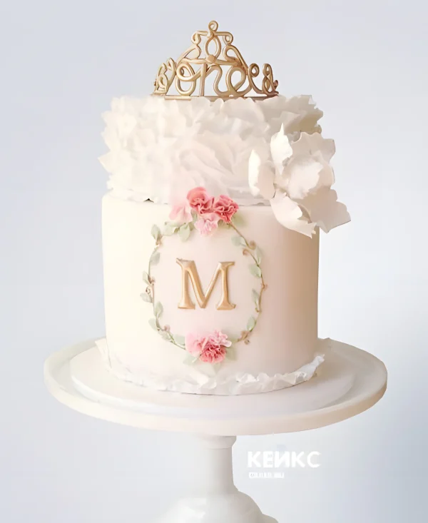 Воздушный розовый торт с золотой короной и инициалами Фото