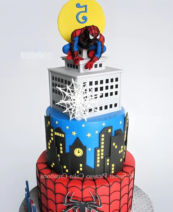 Высокий торт Человек паук с фигуркой супергероя Фото
