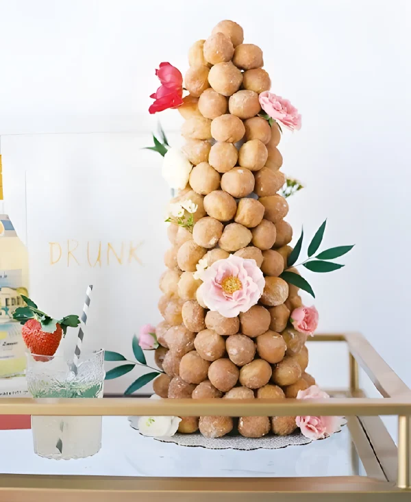 Торт свадебный Крокембуш с разными цветами и листьями Фото