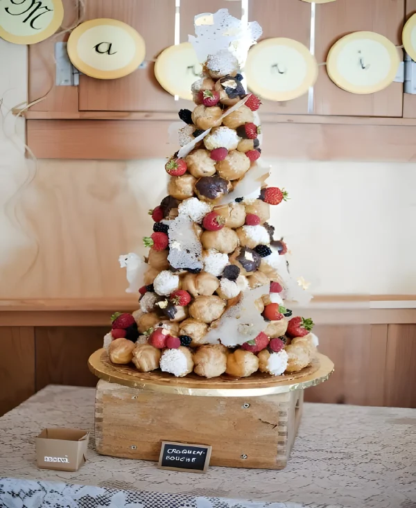 Торт свадебный Крокембуш с ягодами и морозным узором Фото