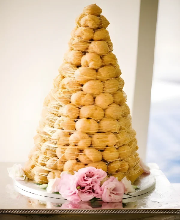 Свадебный торт Крокембуш с карамельной паутинкой и розовыми цветами Фото