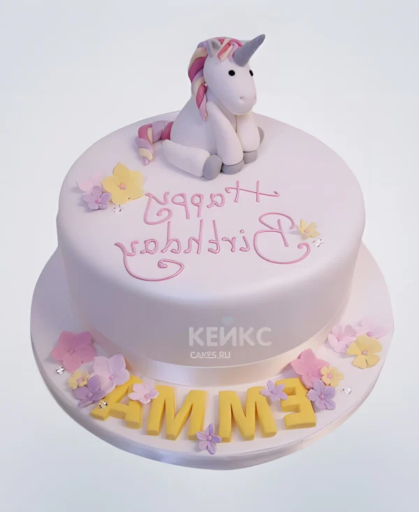 Торт для девочки с фигуркой единорога Фото