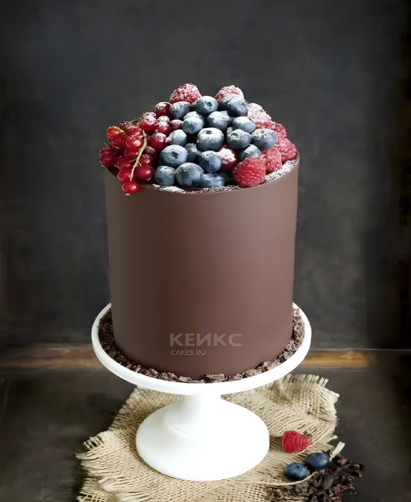 Шоколадный торт с ягодами на юбилей мужчине 65 лет Фото