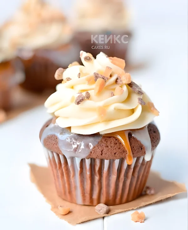 Карамельные капкейки с кусочками шоколада и ирисок Фото