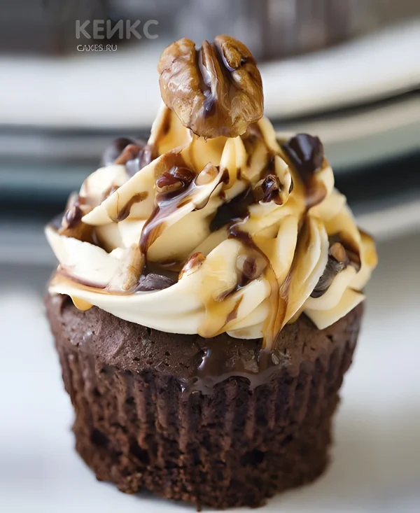 Карамельные капкейки с шоколадными каплями и орехом Фото