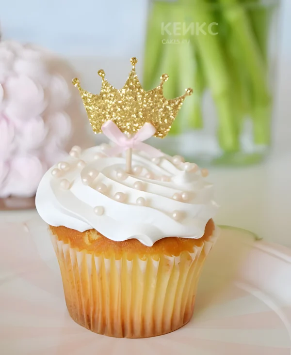 Капкейки белые с золотой короной Фото