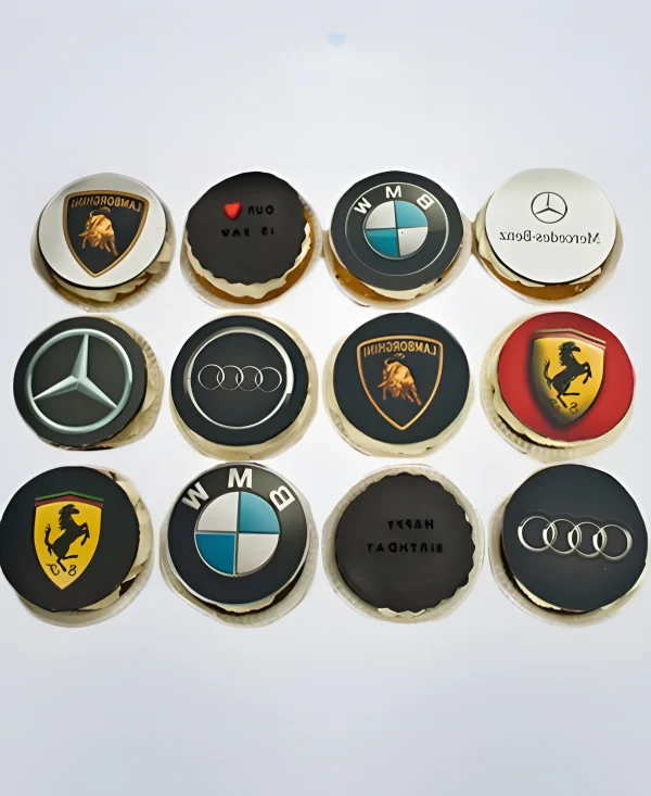 Капкейки машина с разными марками Фото