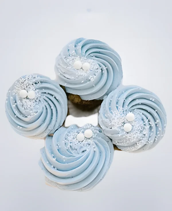Капкейки в морском стиле с белой посыпкой Фото