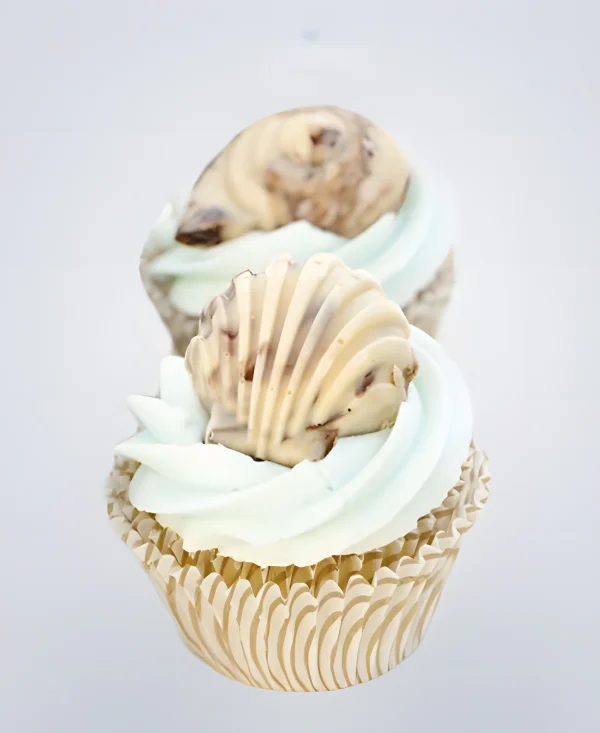 Капкейки в морском стиле с шоколадными ракушками Фото