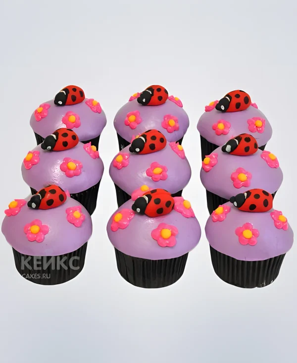Детские капкейки с божьими коровками Фото