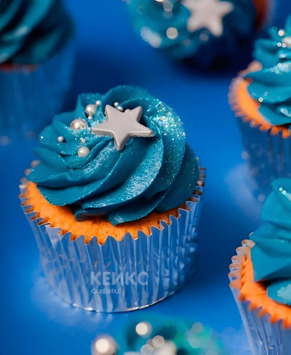 Капкейки на тему космос с голубым кремом Фото