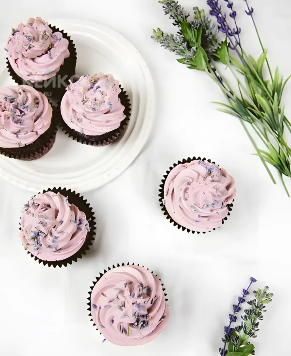 Недорогие капкейки с розовым кремом Фото