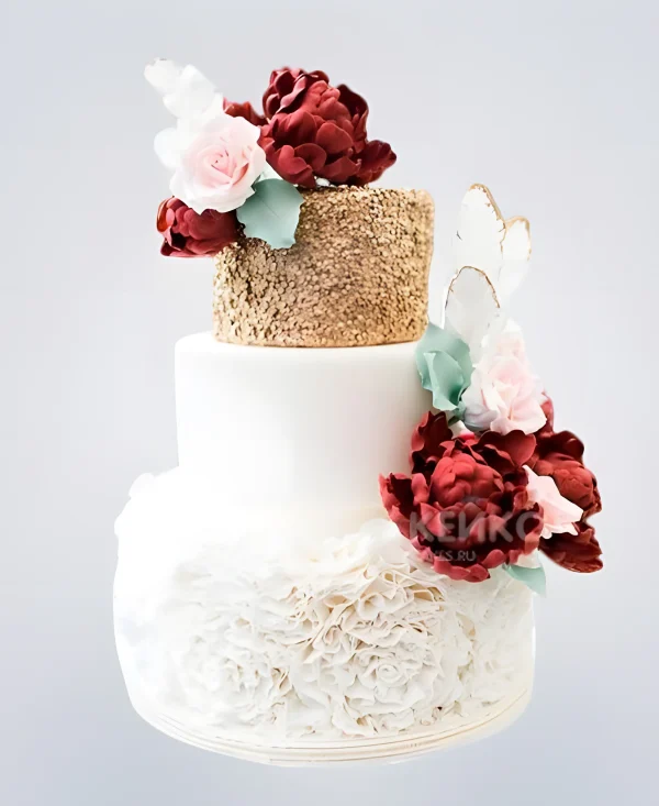 Пышный летний свадебный торт с золотом и цветами Фото