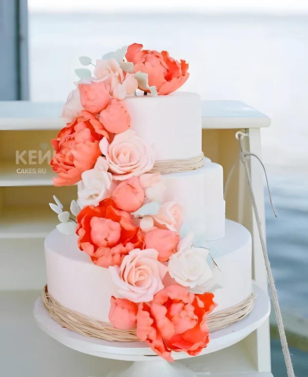 Торт летний свадебный с шикарным букетом роз Фото