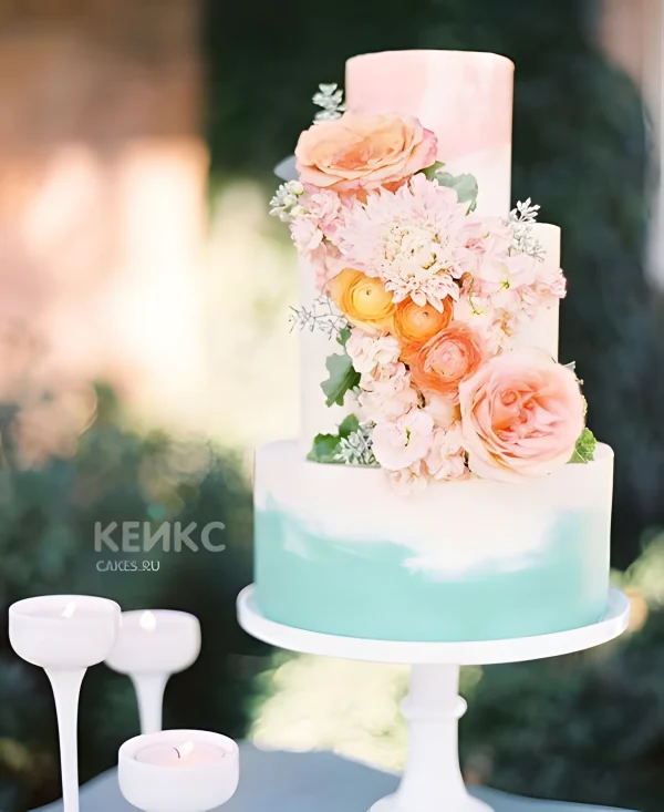 Пастельный летний свадебный торт с живыми цветами Фото