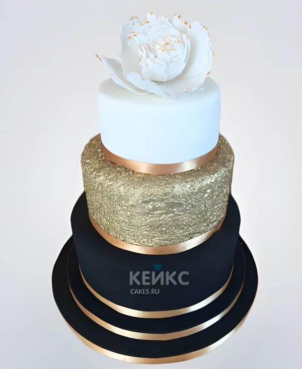 Свадебный торт Гэтсби трехцветный и сахарным цветком Фото