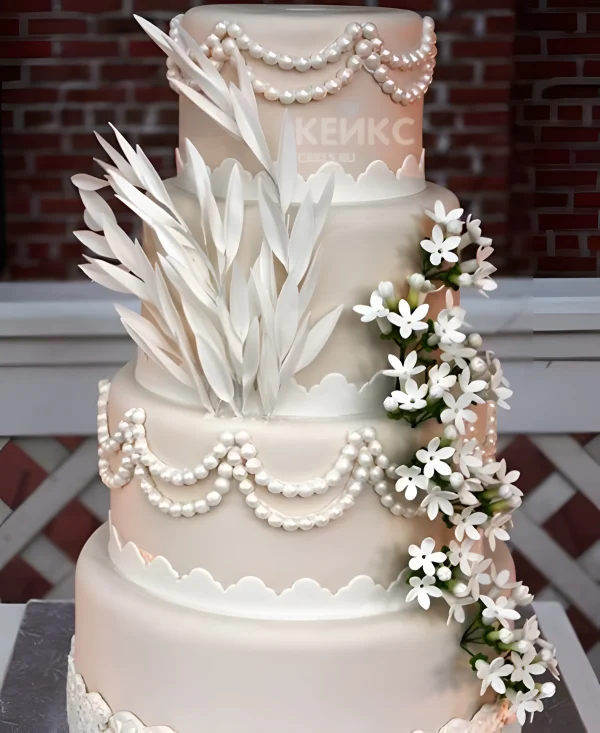 Свадебный торт Гэтсби кружево, жемчуг, белые цветы Фото