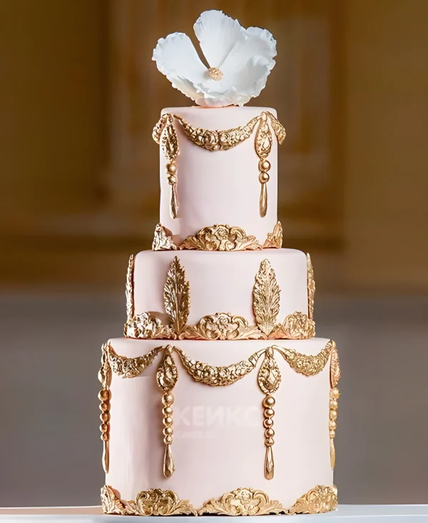 Свадебный торт Гэтсби трехъярусный, золотой узор, магнолия Фото